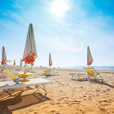 Apartamento Sunny With Private Garden Near The *